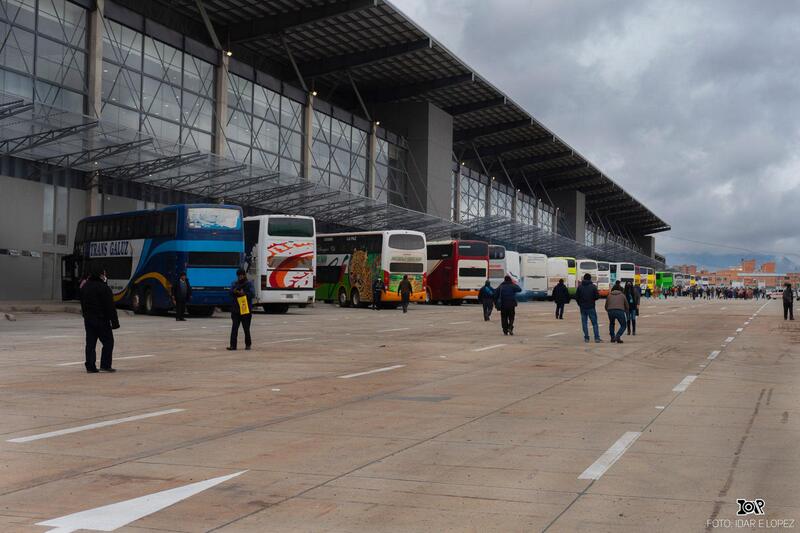 Suspenden salidas de buses hacia Oruro, Cochabamba y Santa Cruz por bloqueos 
