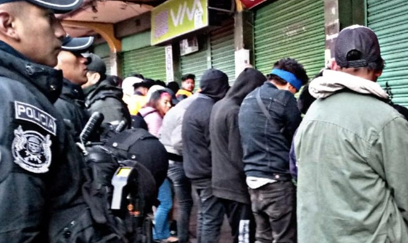 Policía captura a 54 infractores de la Ley 259 y a otros 11 presuntos antisociales que operaban en el centro paceño