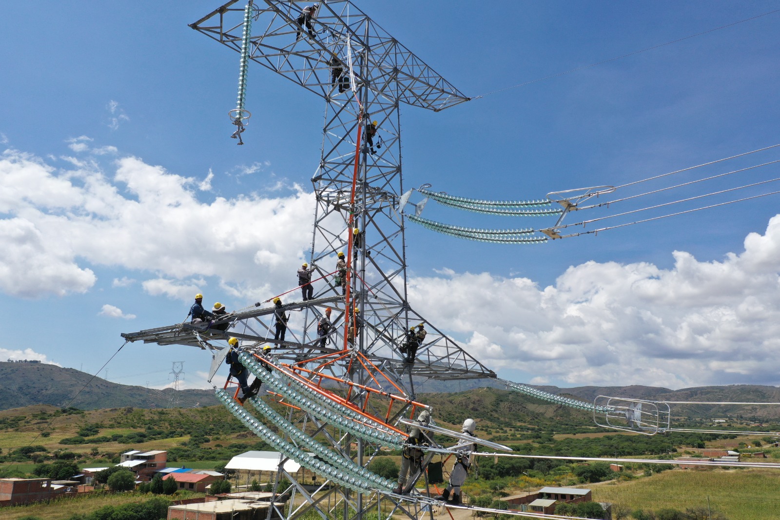 Sistema de transporte eléctrico nacional se robustece con 6.906 kilómetros de líneas eléctricas y 74 subestaciones
