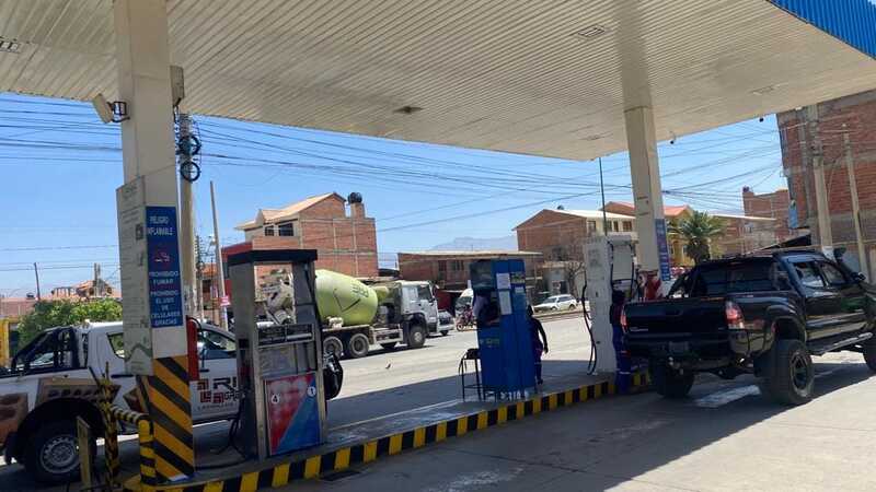 Inspeccionan estación de servicio tras denuncias de venta irregular de combustible en turriles en Cochabamba
