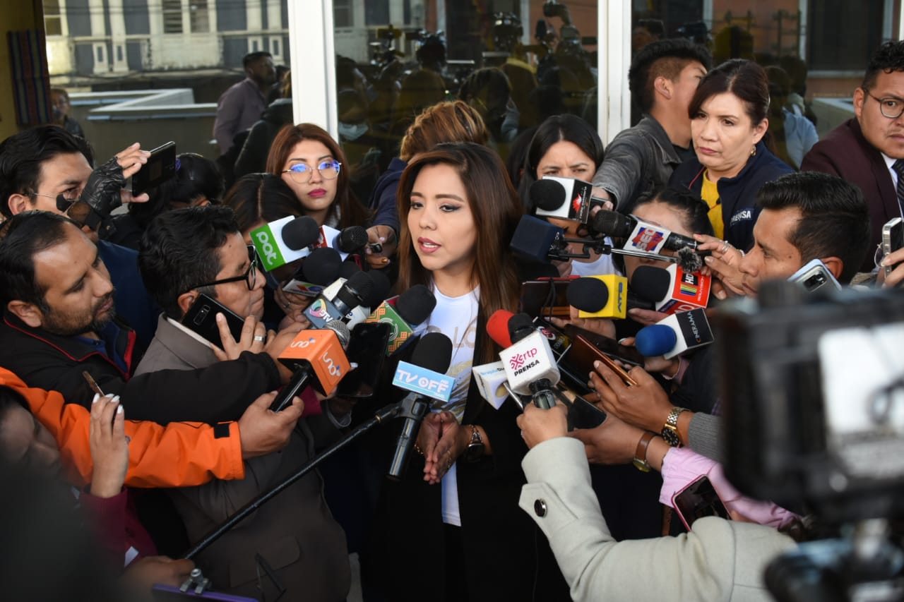 La viceministra de Comunicación, Gabriela Alcón, en contacto con los medios. Fotos: Gustavo Ticona.