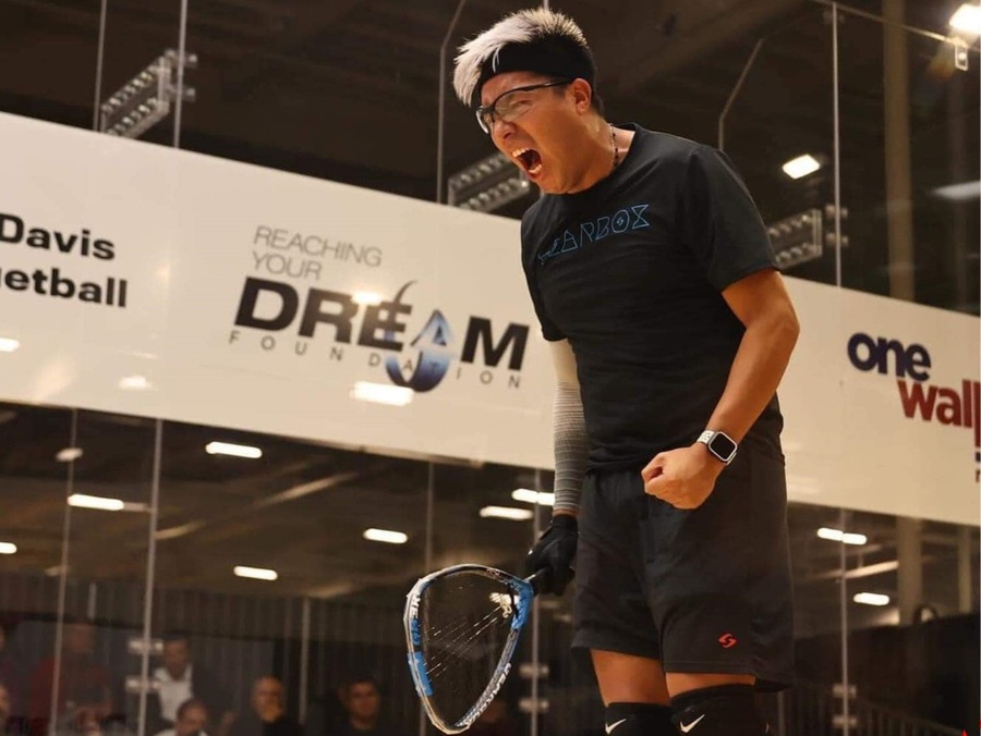 Arce felicita a Conrrado Moscoso por coronarse campeón en el International Racquetball Tour JMB SoCal Open
