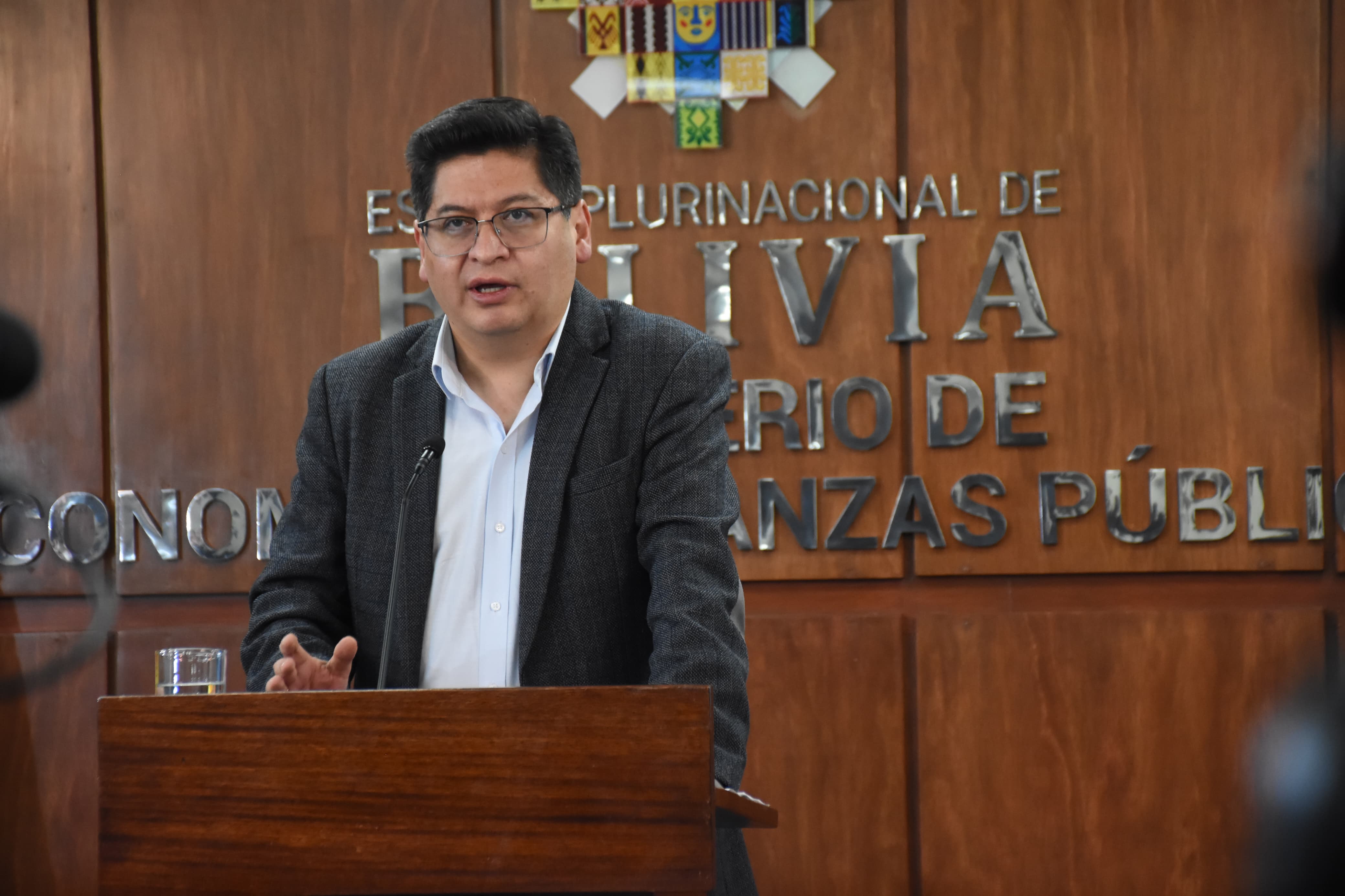 Montenegro responde a Colegio de Economistas y les recuerda que Bolivia nunca dejó de pagar su deuda externa