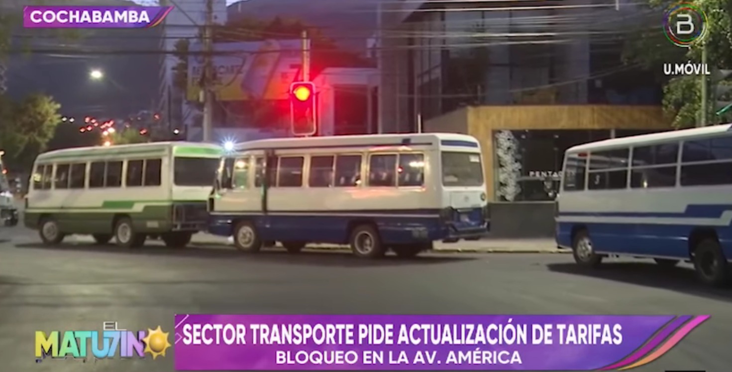 Calles y avenidas de la ciudad de Cochabamba amanecen bloqueadas por transportistas