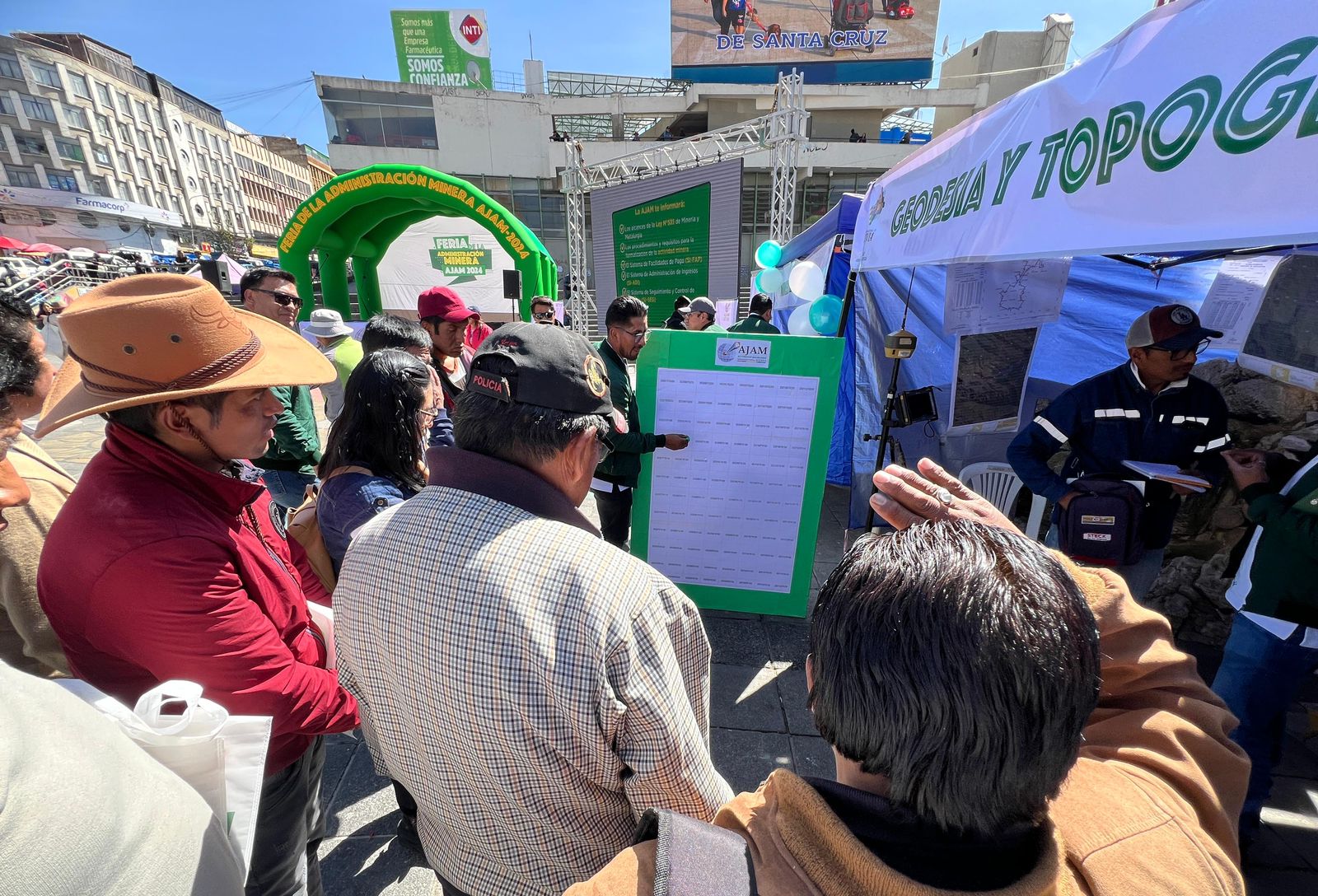 AJAM socializa la importancia de la actividad minera legal y responsable en una feria en La Paz