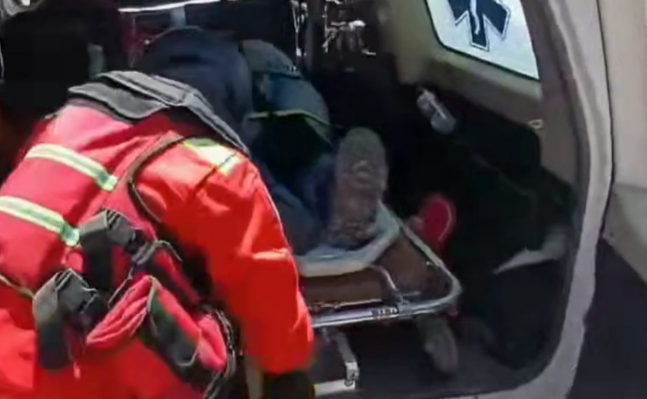 Ambulancia evacúa de emergencia a periodista herido en Parotani