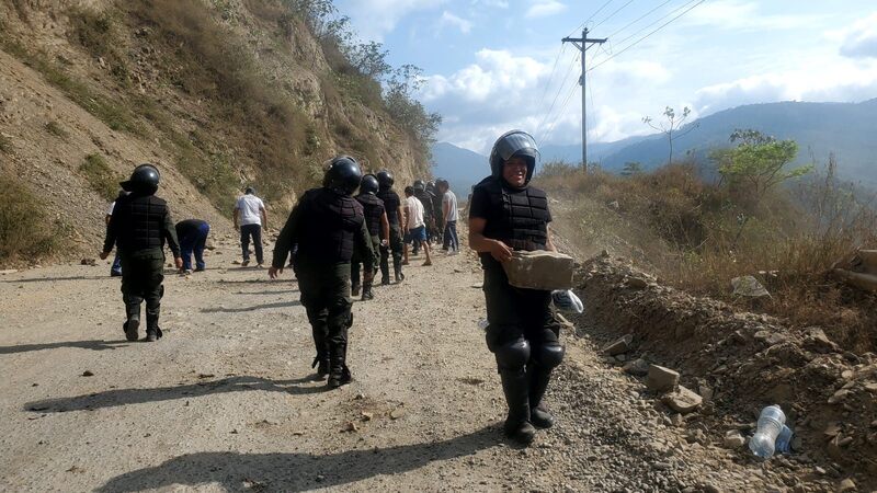 Policía impide que evistas del Chapare bloqueen camino a Yungas en La Paz