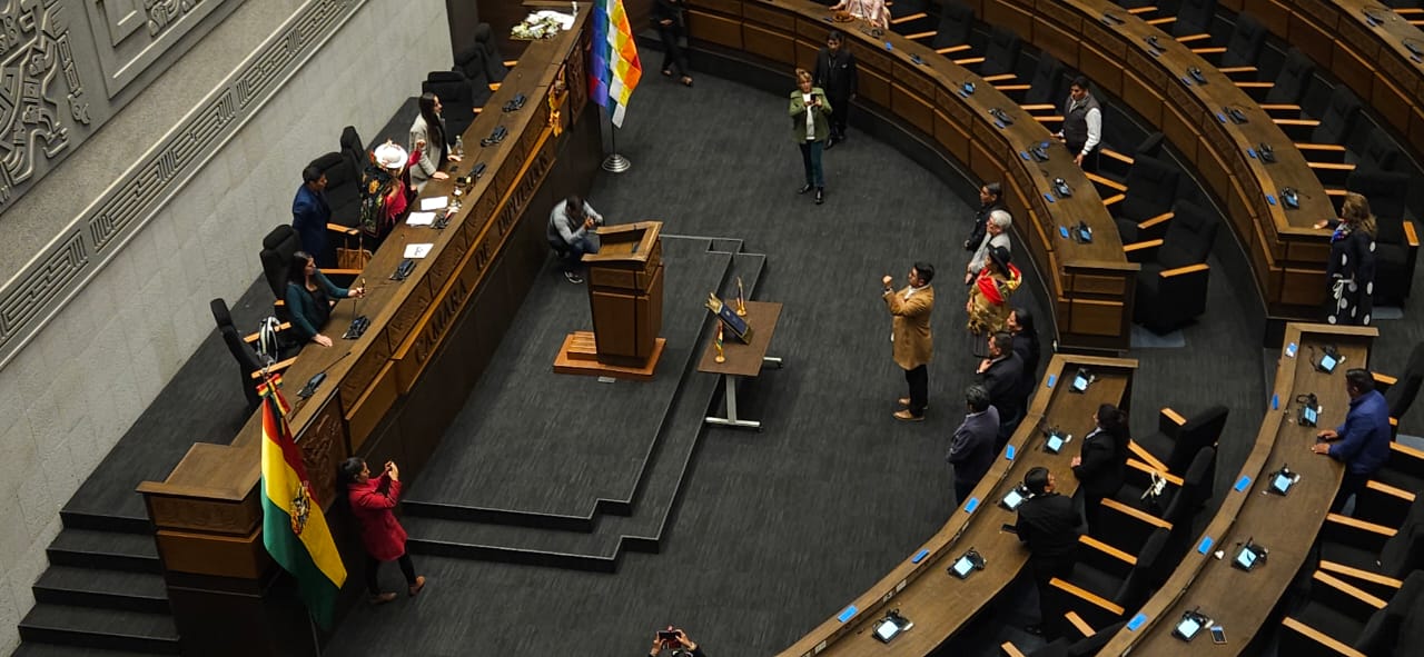 En medio de incidentes, Omar Yujra toma juramento y preside la Cámara de Diputados