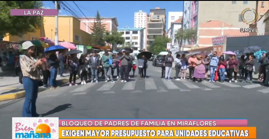 Padres de familia bloquean y exigen al alcalde Arias mayor presupuesto para infraestructura escolar