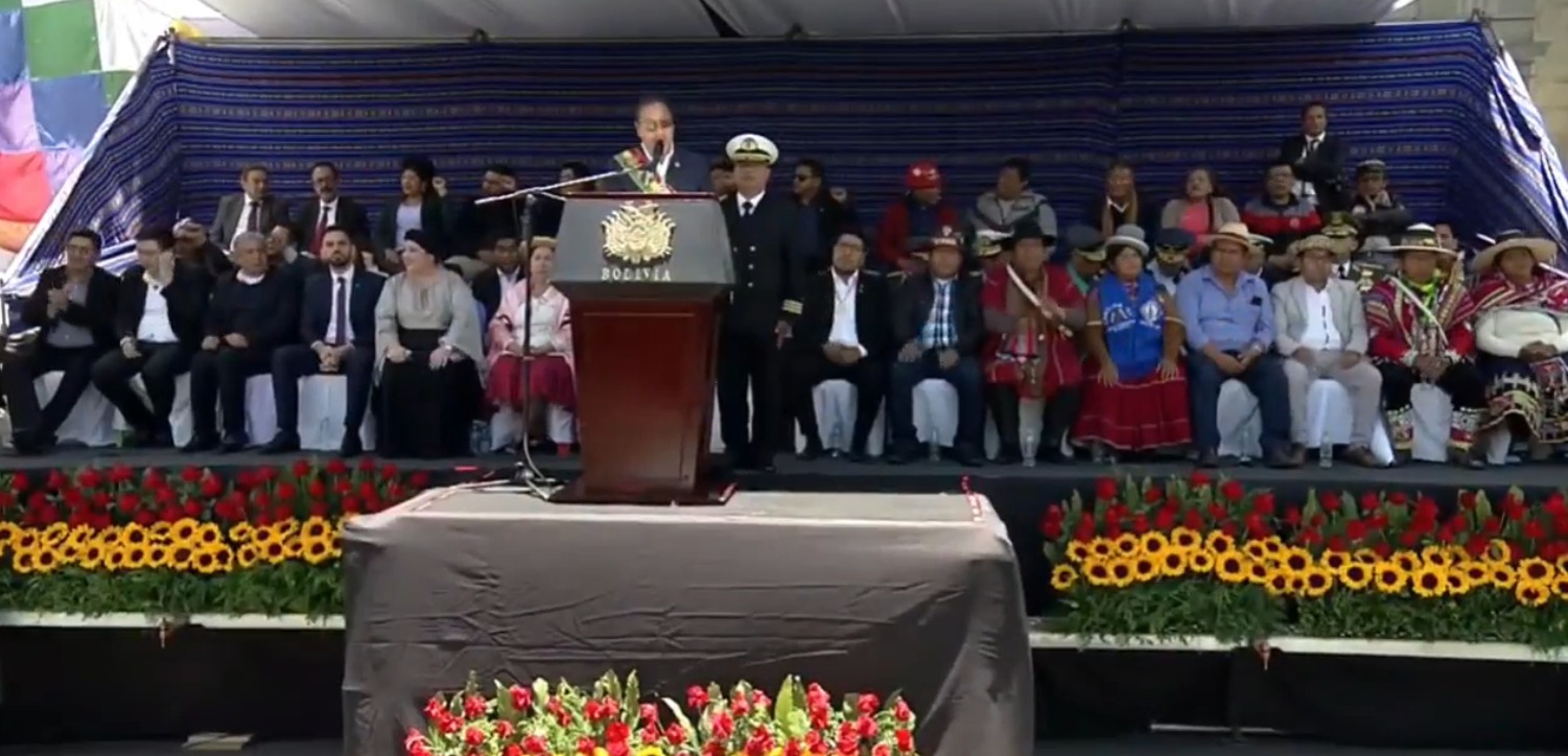 Arce brinda su informe de cuatro años de gestión en la histórica plaza Murillo