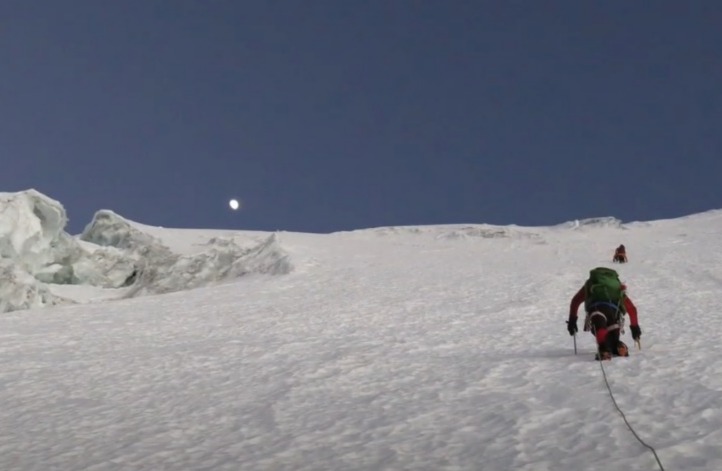 En el nevado Huayna Potosí, bomberos rescatan el cuerpo sin vida de un hombre