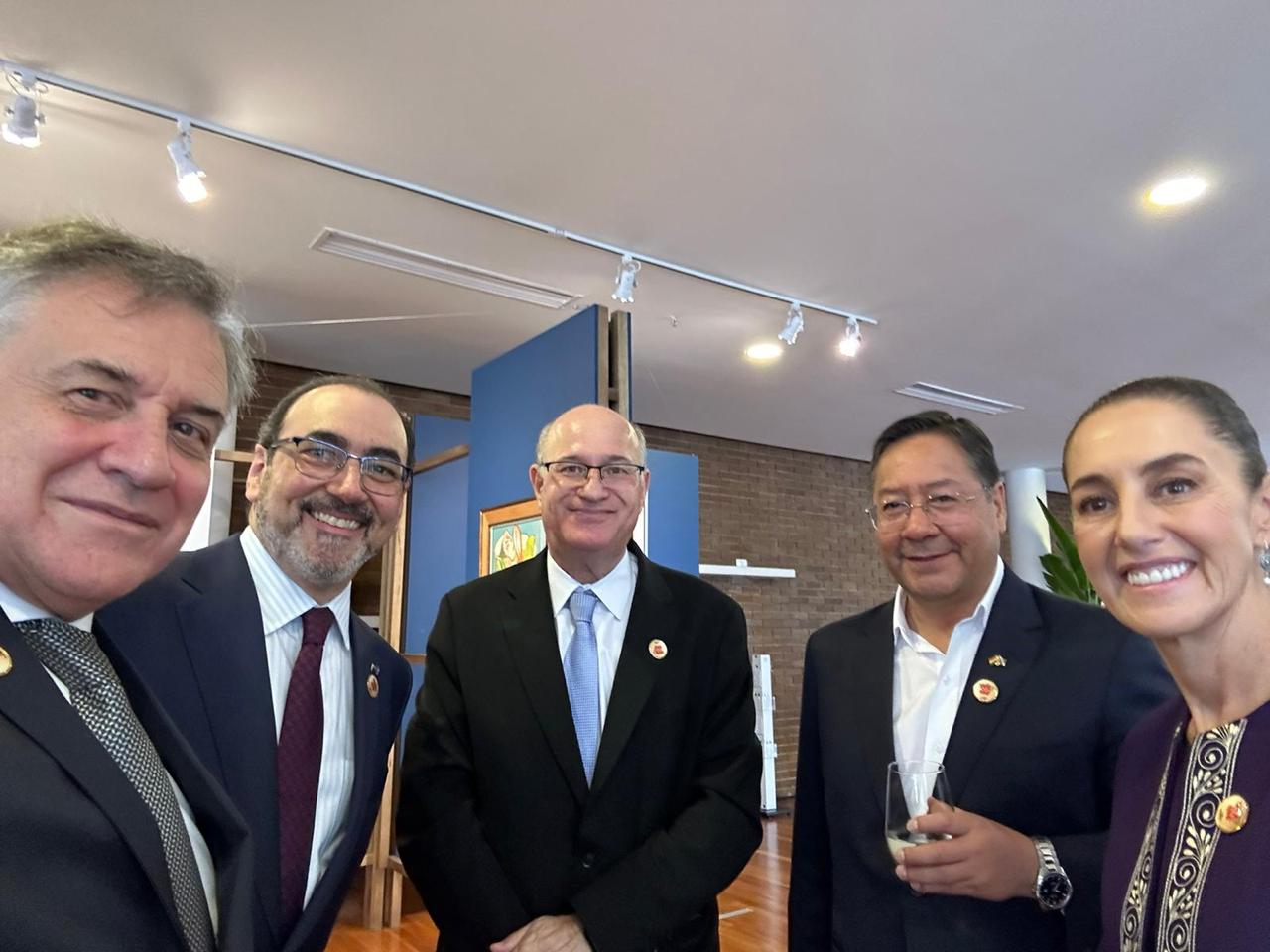 De izquierda a derecha: El canciller uruguayo, Omar Paganini; Sergio Díaz-Granados, presidente ejecutivo de la CAF; el presidente del BID, Ilan Goldfajn; el presidente de Bolivia Luis Arce; y la presidenta de México, Claudia Sheinbaum.