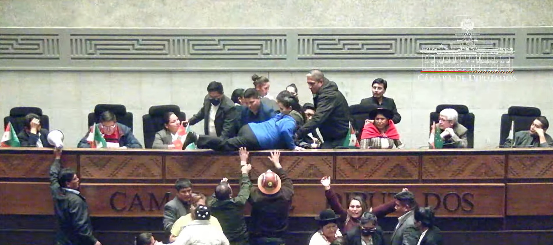 Diputados logra formar comisiones y comités en medio de la violencia desatada por evistas