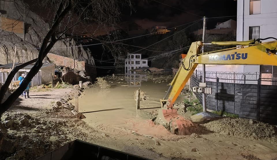 Un desborde de río afecta al menos 40 casas en La Paz, Defensa Civil desplaza ayuda