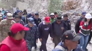 Presidente Arce llega a la zona del desastre en Bajo Llojeta, entrega ayuda humanitaria