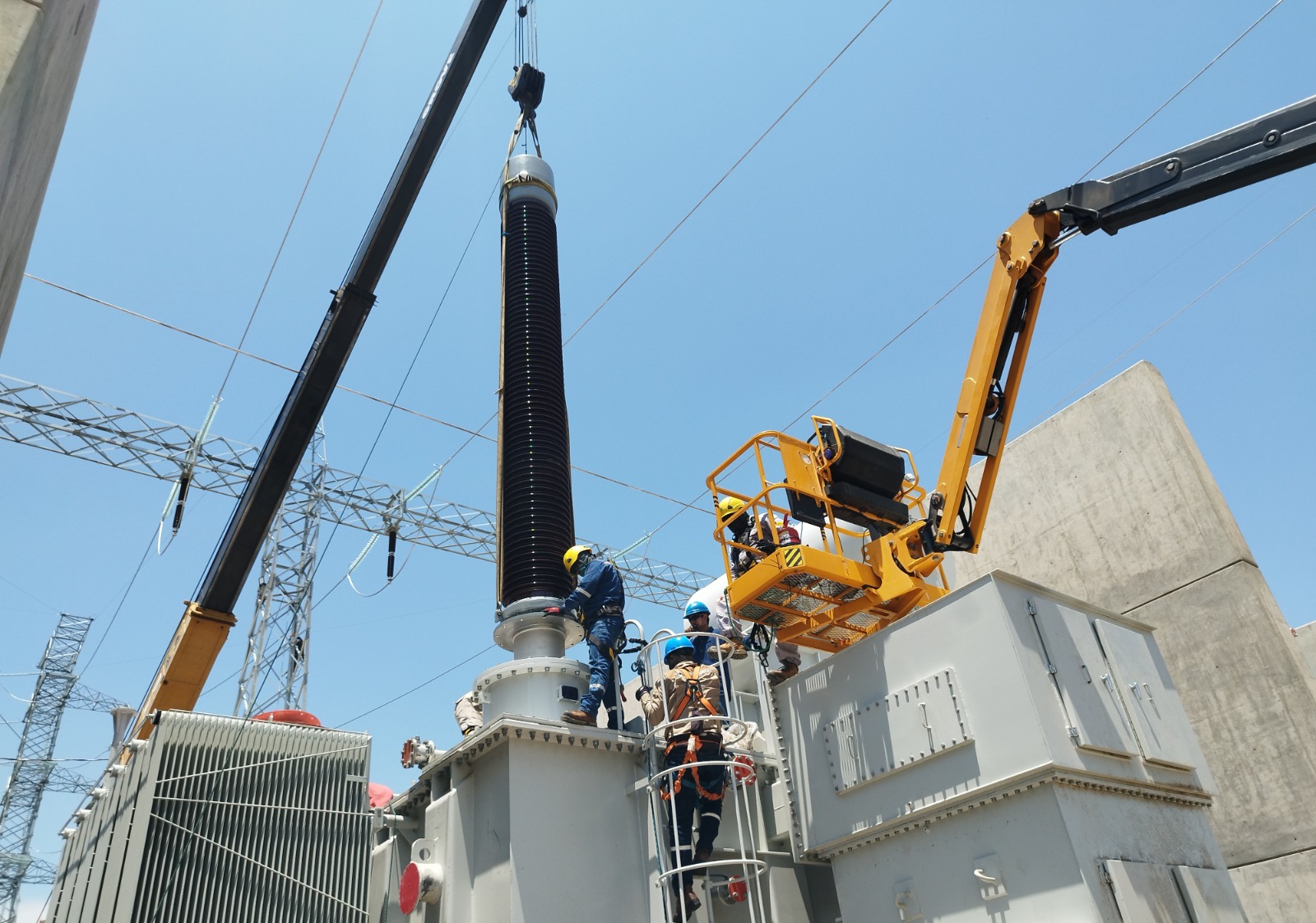 Montan 7 autotransformadores para que Santa Cruz cuente con su primera línea eléctrica de extra alta tensión