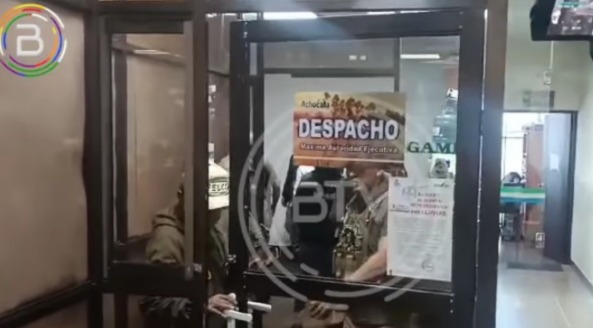 Allanan oficinas de la alcaldía de Achocalla por la mazamorra en Bajo Llojeta