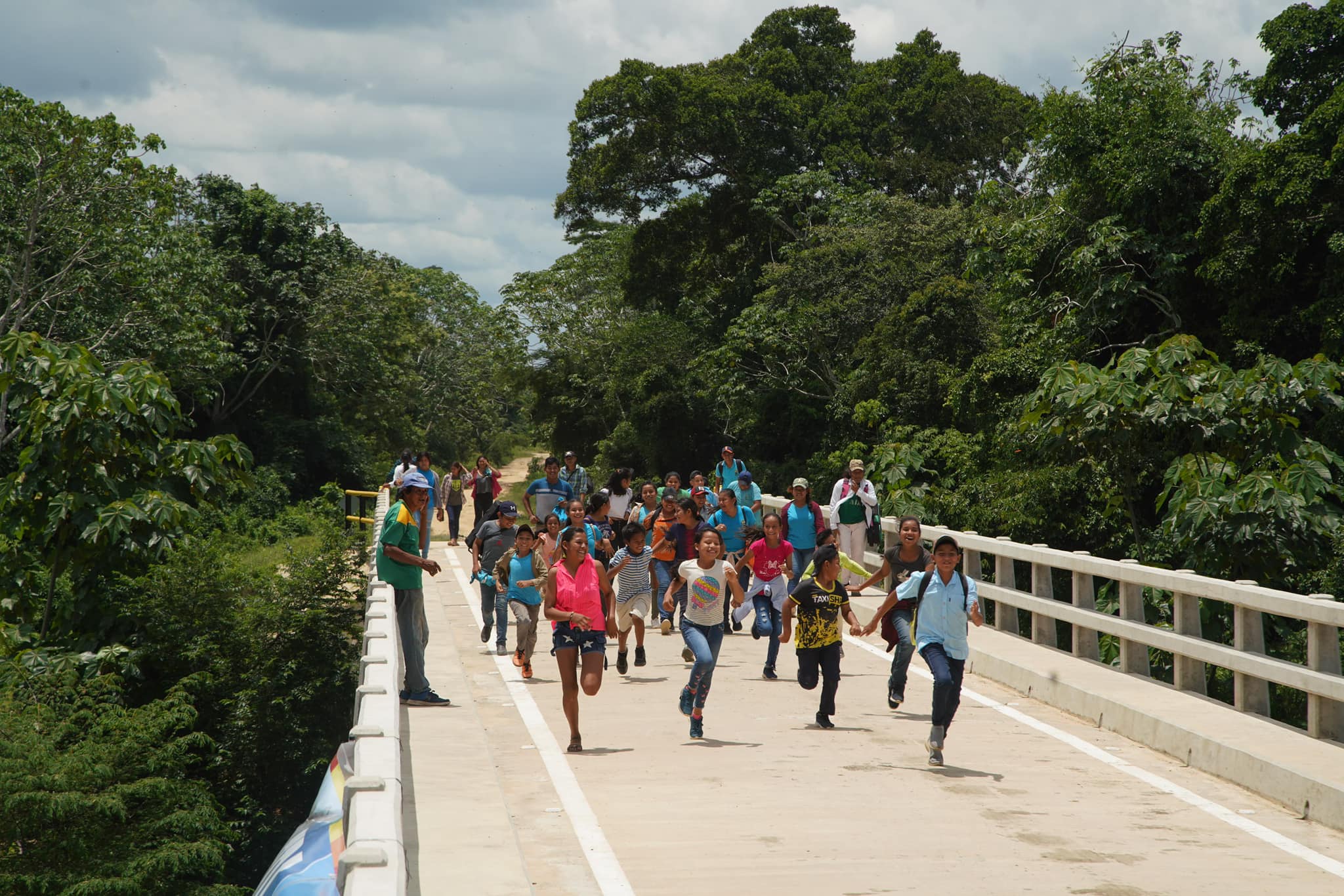 En Santa Ana de Yacuma entregan 60 viviendas, 2 radiobases y un puente por más de Bs 14 millones