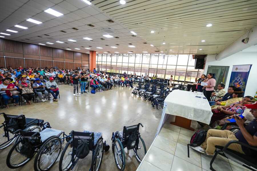 Entregan 109 sillas de ruedas a personas con discapacidad de municipios de Santa Cruz