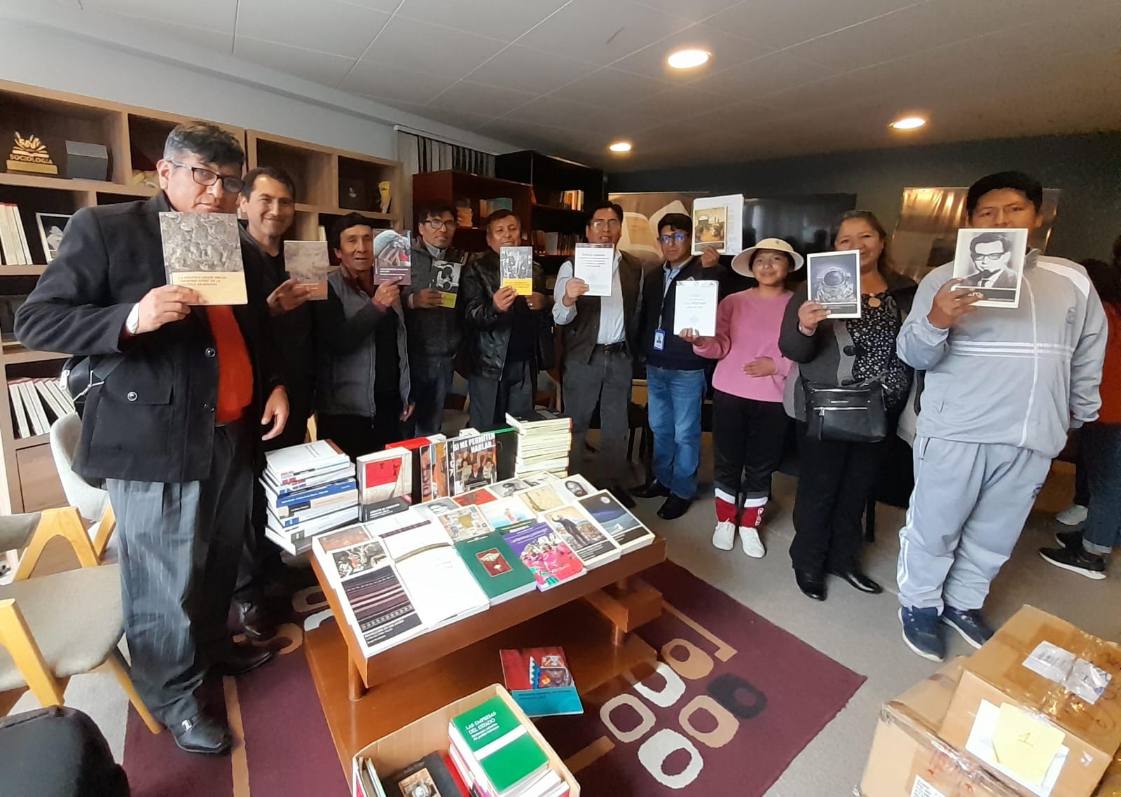 Vicepresidencia dona lote de libros a unidades educativas de Cairoma, Ayata y El Alto