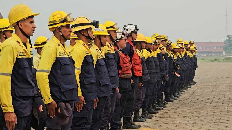 Más de 55 bomberos venezolanos llegan a Santa Cruz y este domingo arribarán expertos de España para combatir contra los incendios 