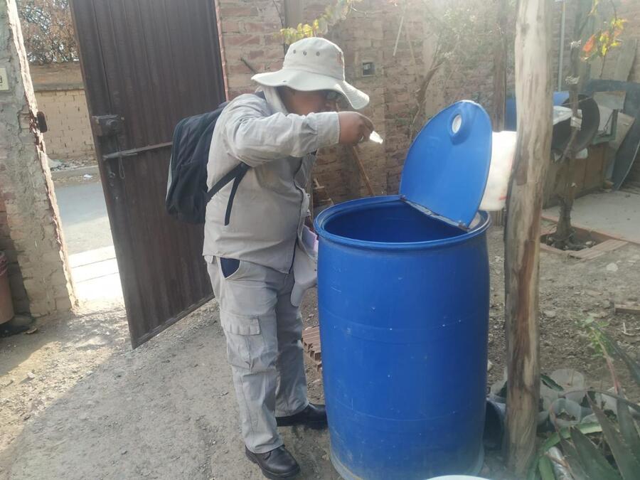 Identifican presencia de larvas del mosquito transmisor del dengue en 84% de turriles en barrios de Cochabamba