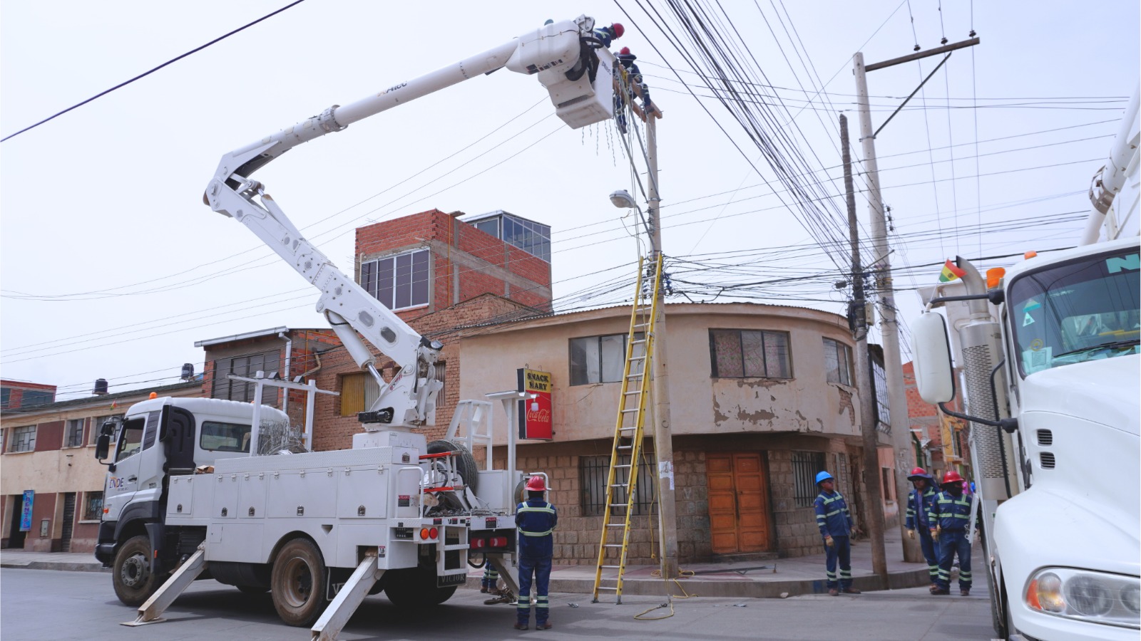 Amplían red eléctrica en la zona norte de Oruro por crecimiento de la mancha urbana