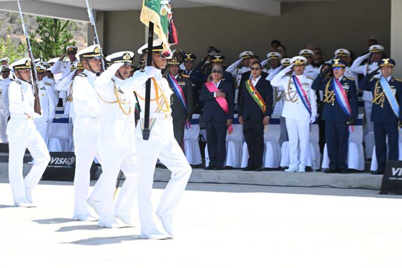 Arce insta a los militares a garantizar la seguridad y defensa del Estado, privilegiando los intereses del pueblo 