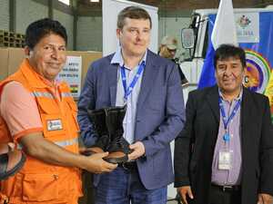 Rusia entrega 300 pares de botas para bomberos que combaten los incendios en Santa Cruz