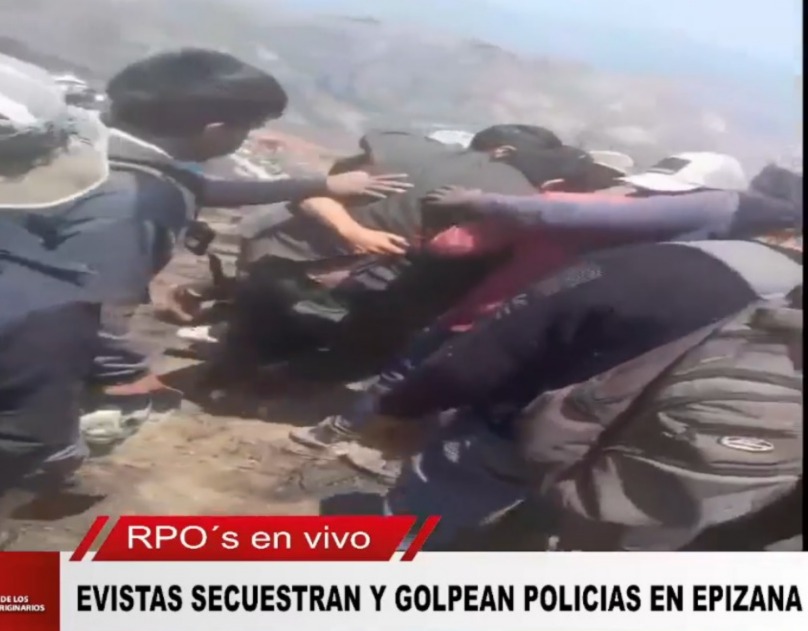Cerca de un punto de bloqueo evista golpean y retienen a un policía