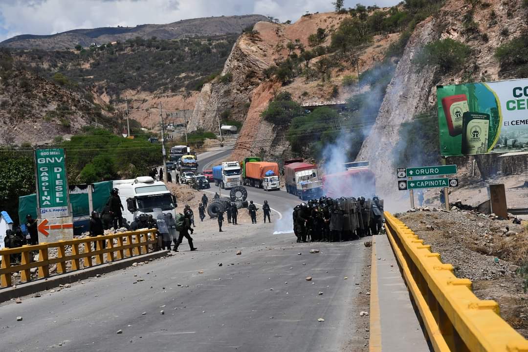 Bloqueadores emboscan a policías en Cochabamba, dos fueron retenidos y golpeados