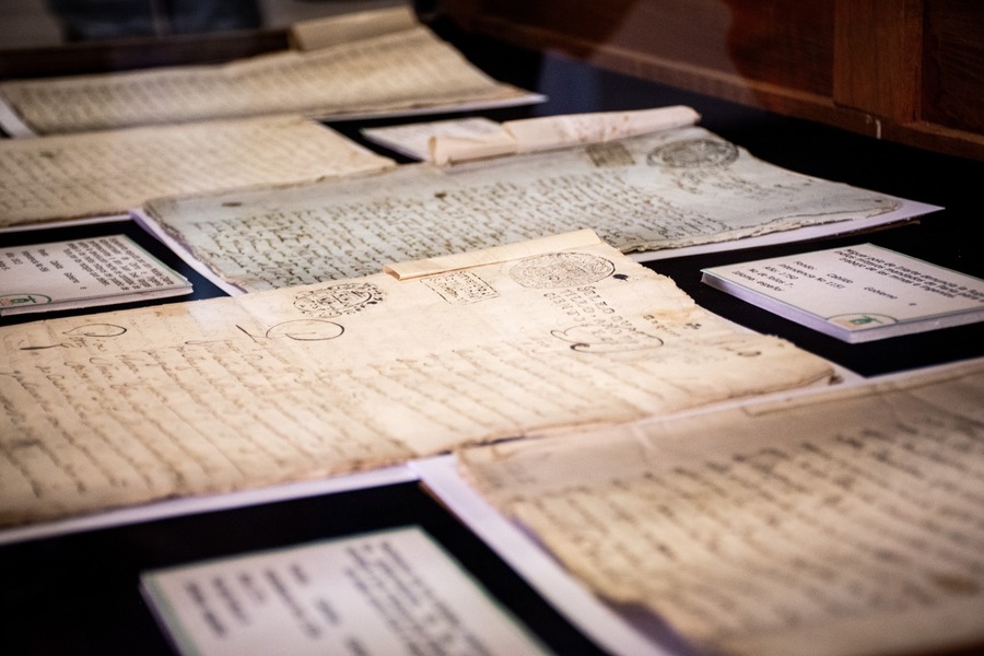 Exposición exhibe documentos históricos sobre la mita y los mitayos en Potosí