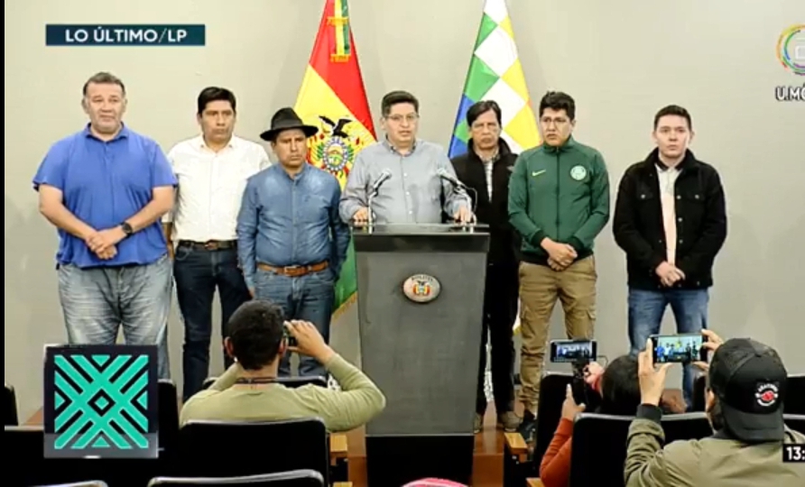 Presidente habla con Boric para desbloquear Arica y permitir ingreso de combustible a Bolivia