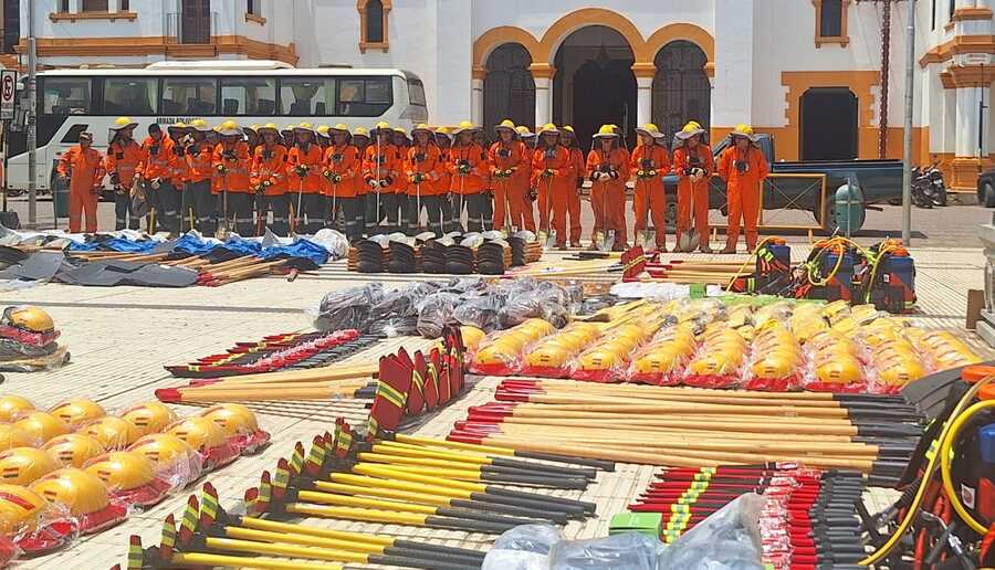 Entregan herramientas y equipamiento de protección a bomberos militares de Beni y Pando
