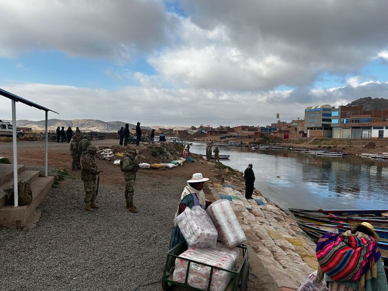 Militares ejecutan un riguroso control en Desaguadero y viajeros optan por declarar ingresos ante la Aduana