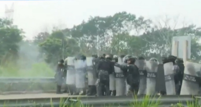 Policía interviene el “bloqueo por la impunidad” en el puente Ichilo 