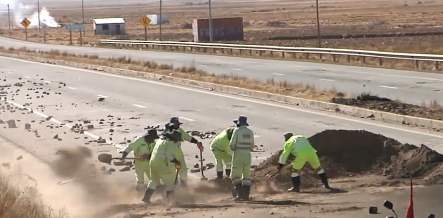 Denuncian que afines a Morales llevaron escombros para bloquear en Lahuachaca, el pueblo no aprobó bloqueos