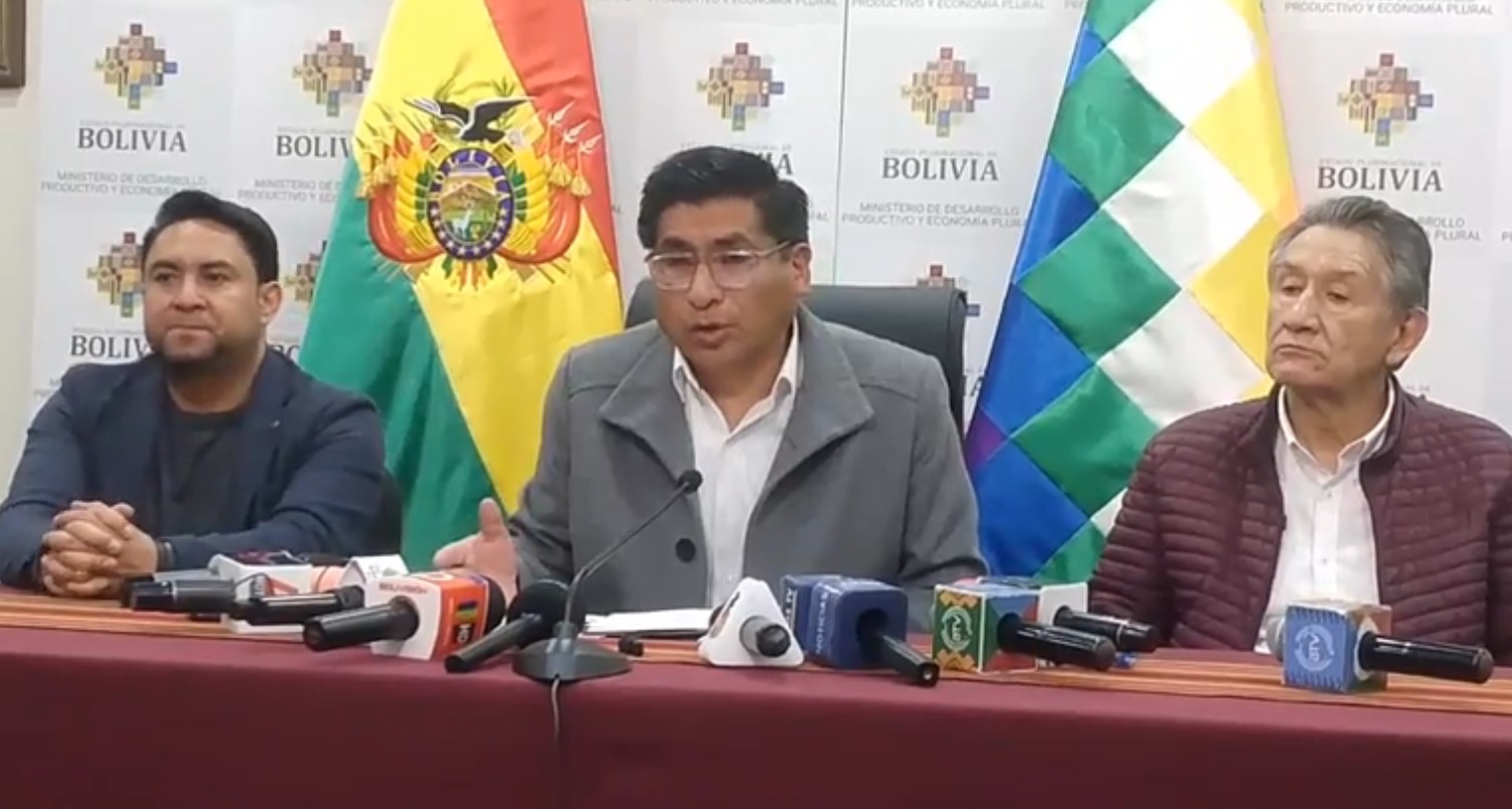 Habilitan puente aéreo para llevar insumos a granjas avícolas de Cochabamba y transportar flores