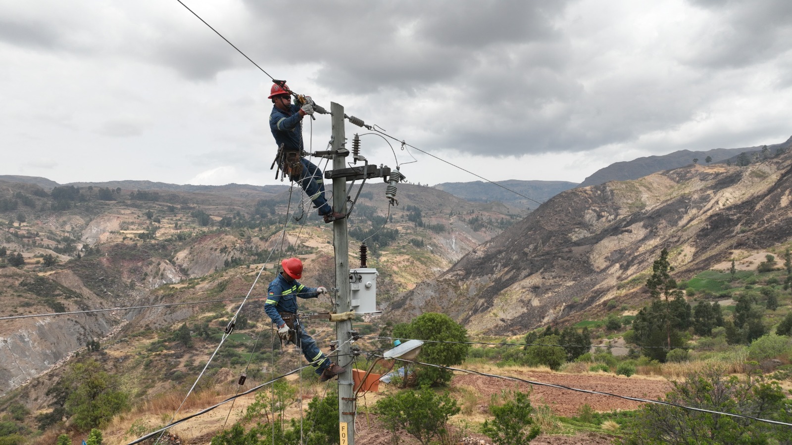 Amplían redes de media y baja tensión para llegar con electricidad a comunidades alejadas de Pando y Cochabamba