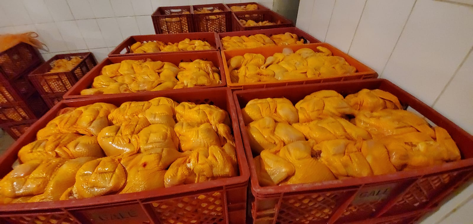 Cinco puestos móviles de Emapa en La Paz y El Alto venden carne de pollo a precio justo 