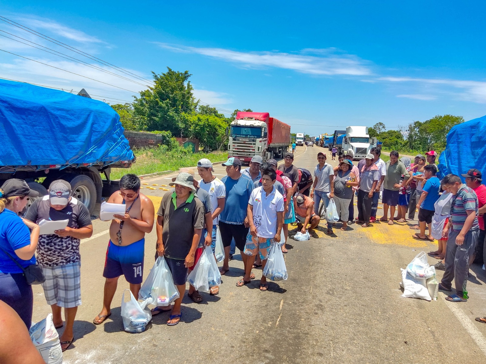 Entregan 13 toneladas de ayuda humanitaria para varados en caminos a Cochabamba, Oruro y Santa Cruz