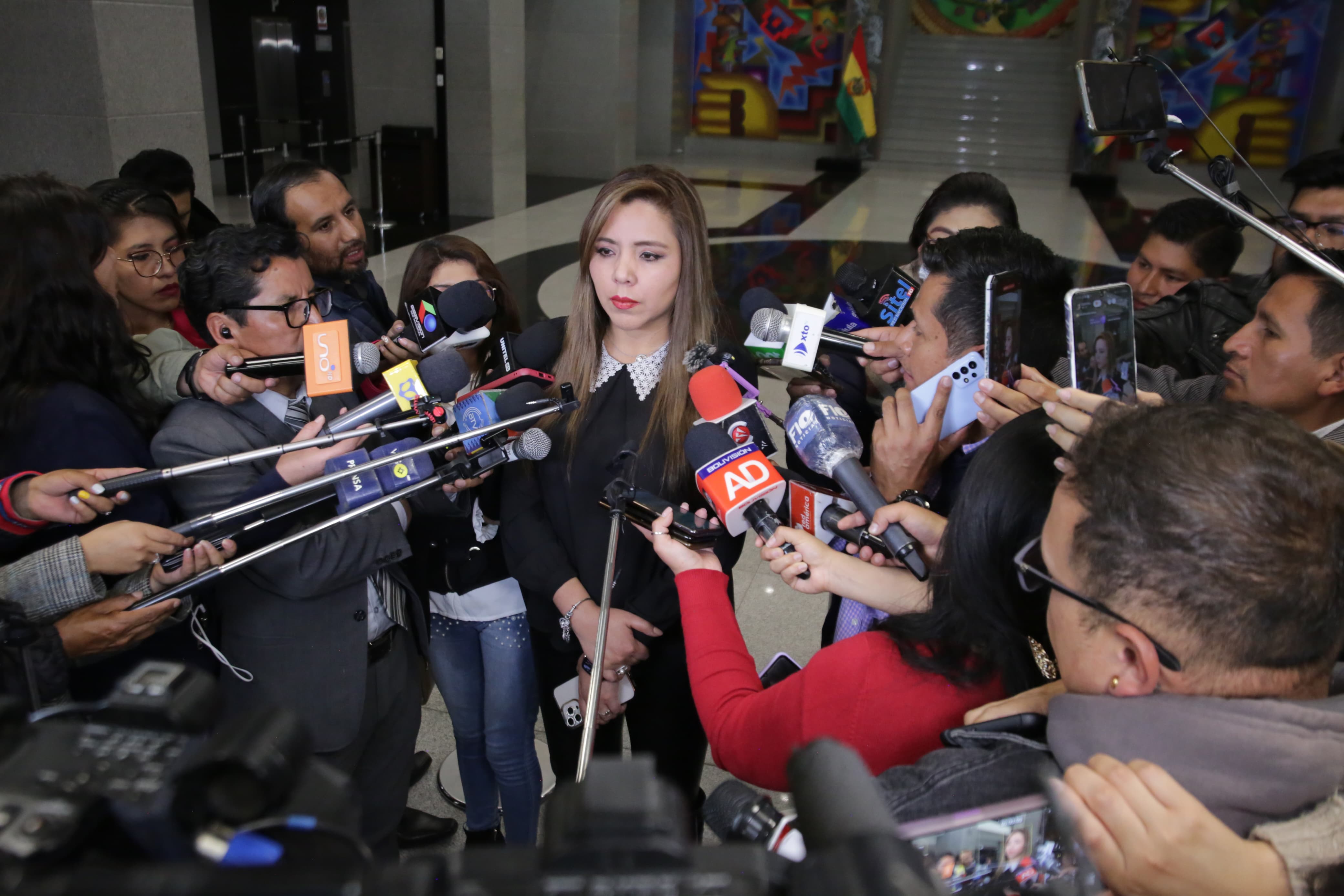 Viceministra Alcón denuncia que evistas amenazan con cortar señal de radios indígenas y atacar a reporteros