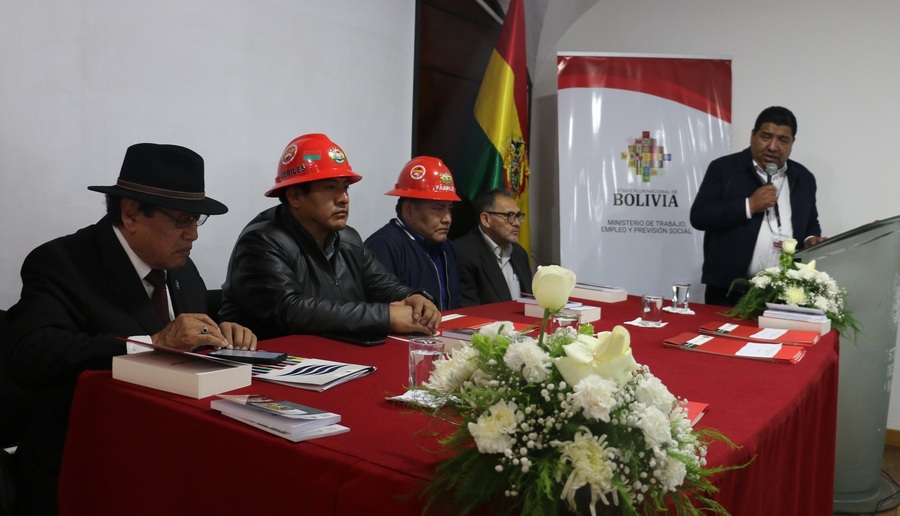 Ministerio de Trabajo y Fundación Cultural del BCB firman acuerdo para catalogar y conservar la histórica Biblioteca Laboral