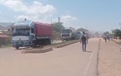 Bloqueadores en Mairana liberan temporalmente la carretera antigua entre Cochabamba - Santa Cruz 