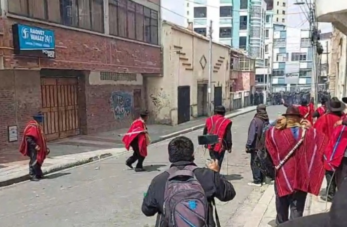 Un policía denuncia a campesinos ponchos rojos por agresiones en un intento de toma de sede sindical