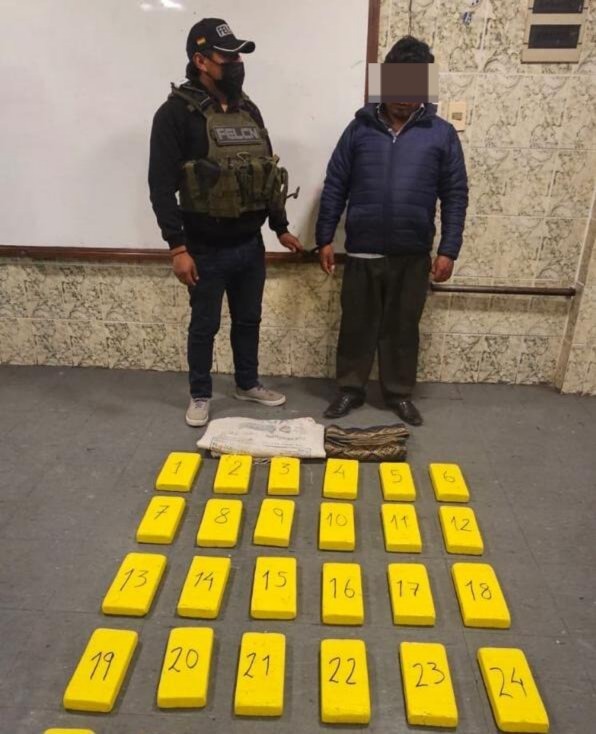 Aprehenden a peruano transportando más de 30 kilos de cocaína en El Alto