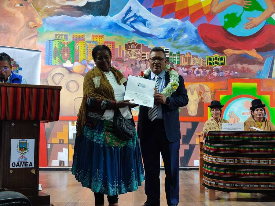 Salud entrega matrículas a 170 prestadores de medicina tradicional en La Paz