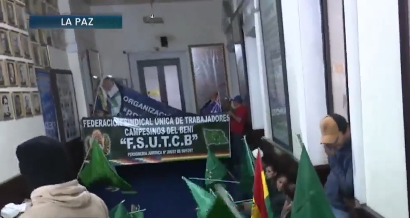 Organizaciones sociales del Beni llegan a La Paz y refuerzan vigilia que exige al Legislativo aprobar créditos