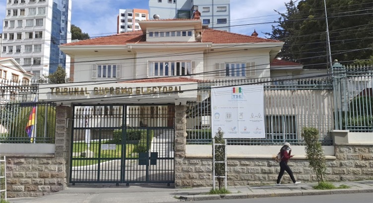 En el TSE revisan las preguntas del referéndum sobre subsidios a los hidrocarburos y la reelección discontinua