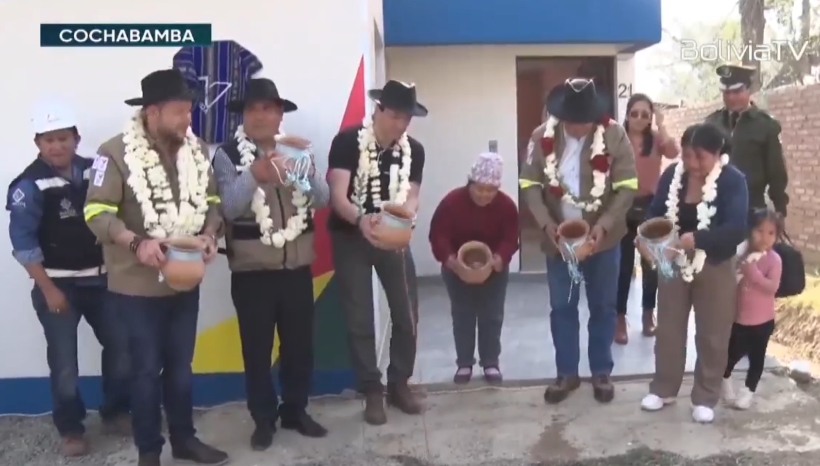 En Arani entregan gas domiciliario, 37 viviendas y pavimento rígido de calles